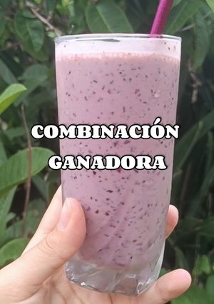 Una foto de Batido de arándanos, pasas, ciruela y leche en polvo