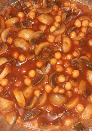 Gombás csicseriborsó pörkölt recept fotója