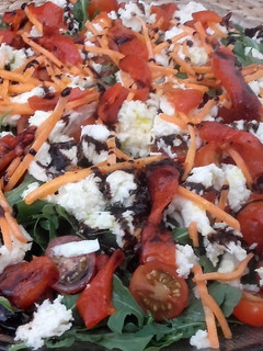 Una foto de Ensalada de rúcula, mozzarella y pimiento asado