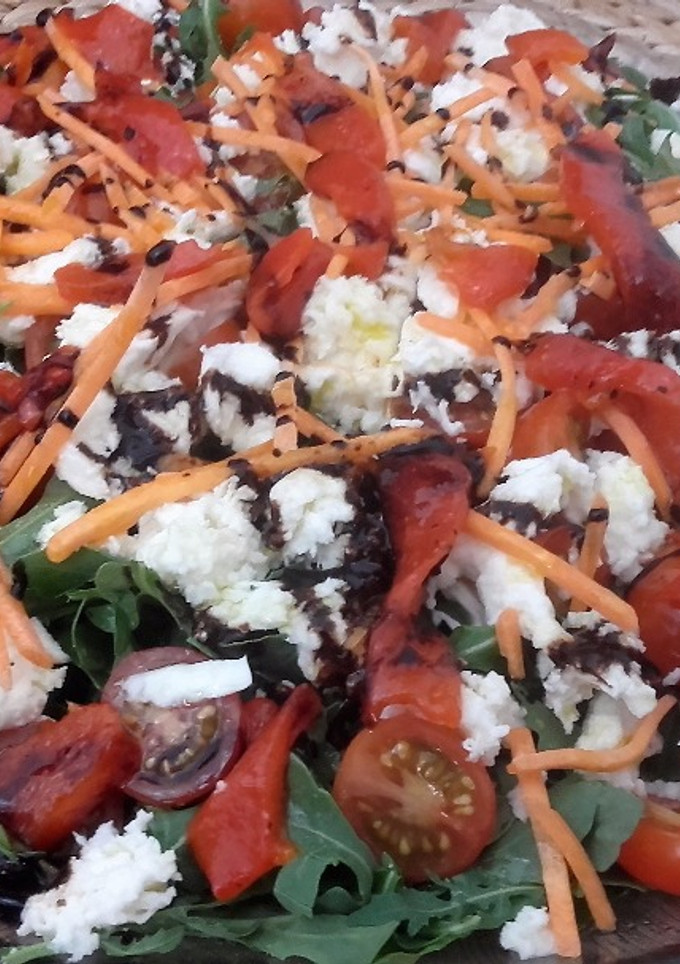 Una foto de Ensalada de rúcula, mozzarella y pimiento asado