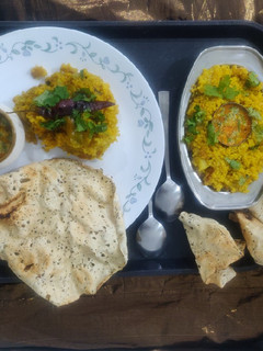 ફાડા ની ખીચડી અને દહીં તીખારી (Fada Khichdi Dahi Tikhari Recipe In Gujarati) રેસીપી મુખ્ય ફોટો