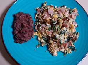 Una foto de 🍳Huevo con Espinacas y Jamón🍳