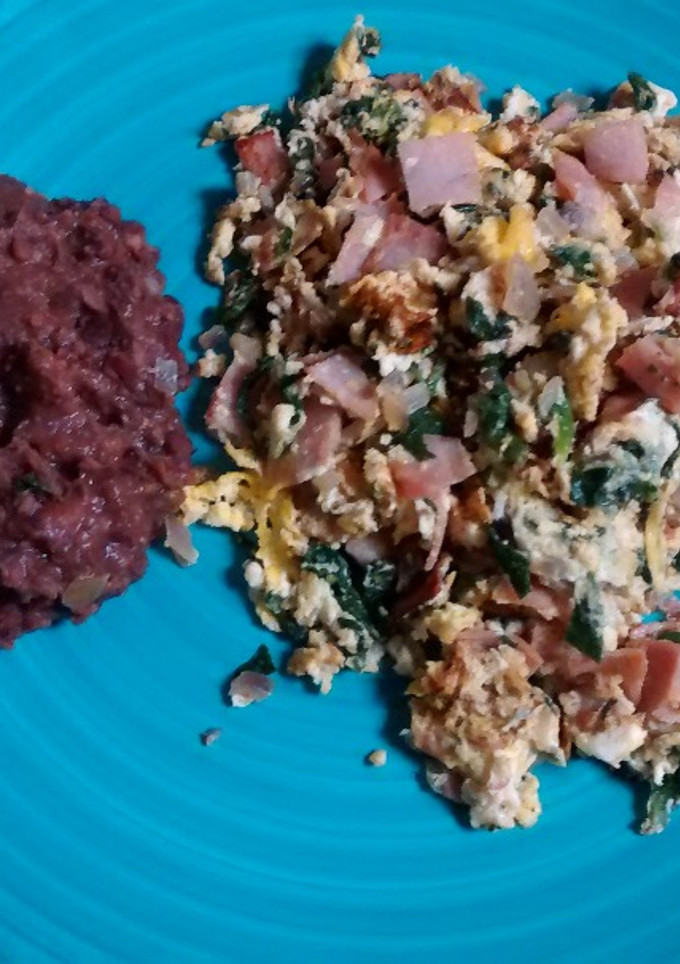 Una foto de 🍳Huevo con Espinacas y Jamón🍳