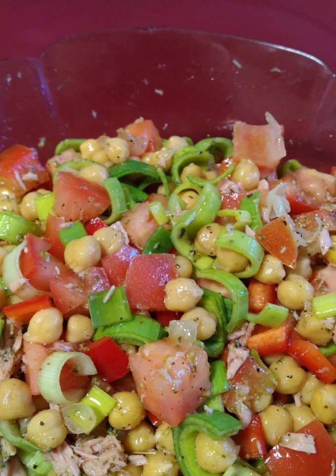 Una foto de Ensalada de garbanzos