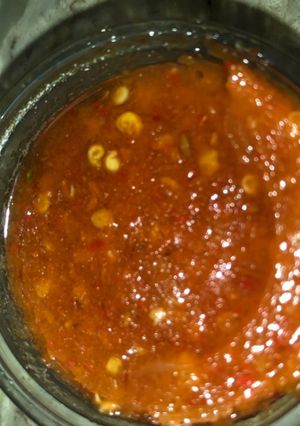 A picture of Lahsan chutney.