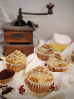 Una foto de Magdalenas de Café y Nueces con Glaseado de Chocolate Blanco