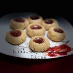 A picture of Raspberry cave cookies.