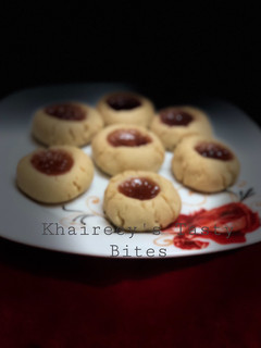 A picture of Raspberry cave cookies.