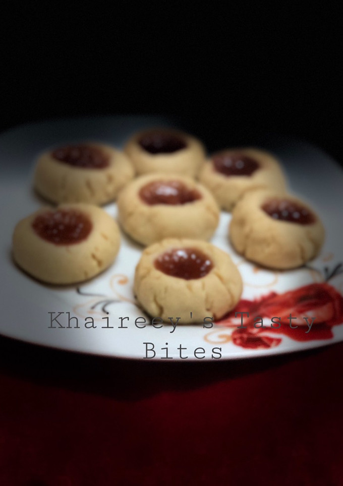 A picture of Raspberry cave cookies.