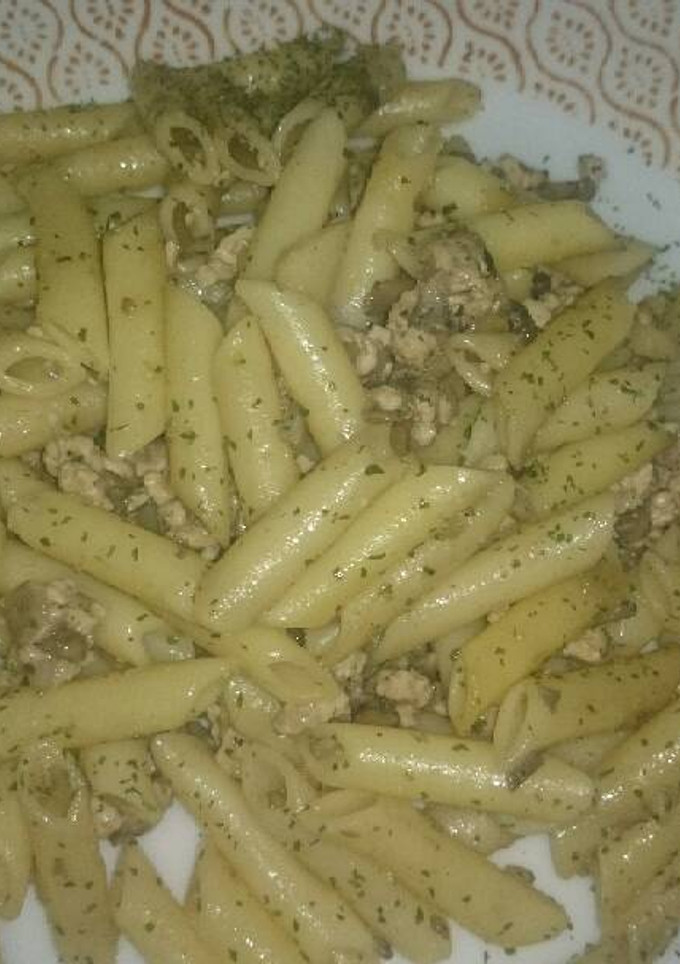 Una foto de Macarrones con chanpiñones y pollo 