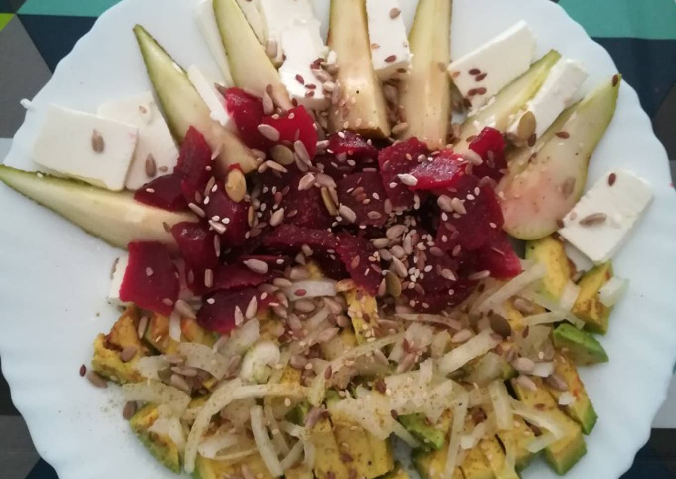 Ensalada con aguacate, remolacha y pera