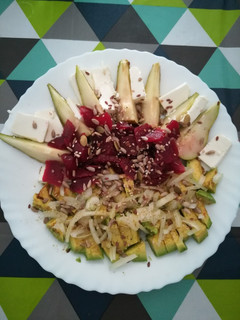 Una foto de Ensalada con aguacate, remolacha y pera