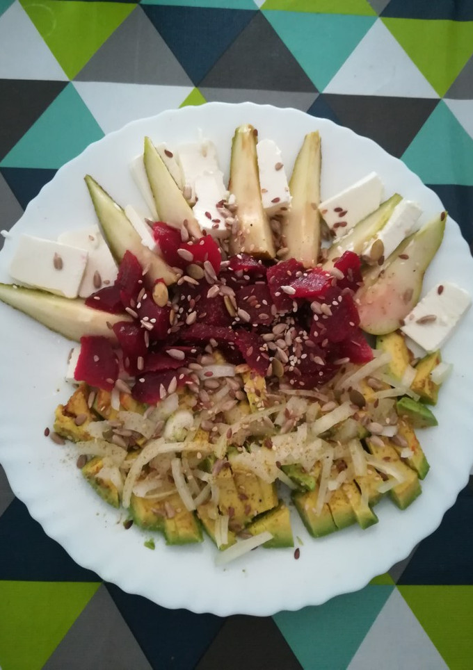 Una foto de Ensalada con aguacate, remolacha y pera