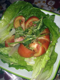 Una foto de Ensalada de berro, Tomate y lechuga romana