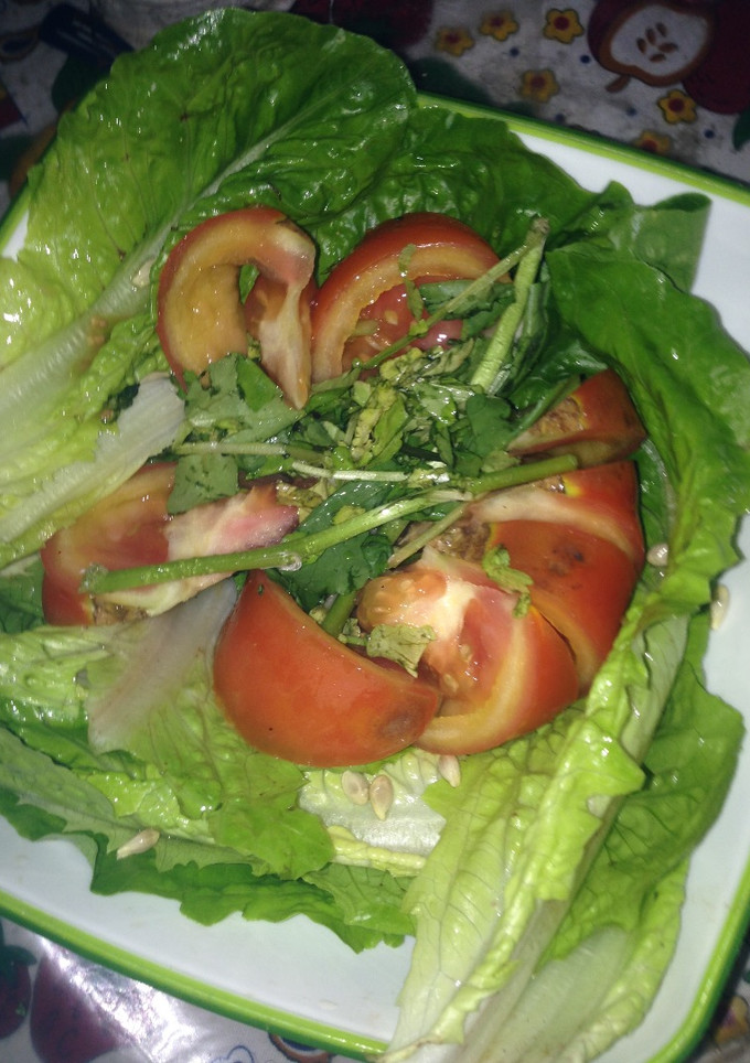 Una foto de Ensalada de berro, Tomate  y lechuga romana