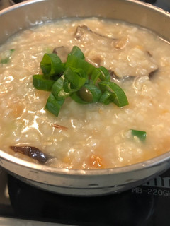 香菇芋頭排骨粥(電子鍋) 的食譜成品照片