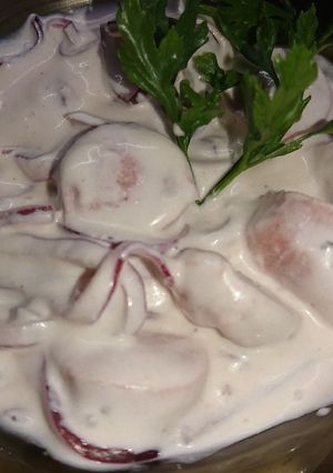 Virslis lilahagyma saláta tejfölösen recept fotója