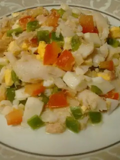 Una foto de Ensalada de merluza con pimiento, tomate y huevo