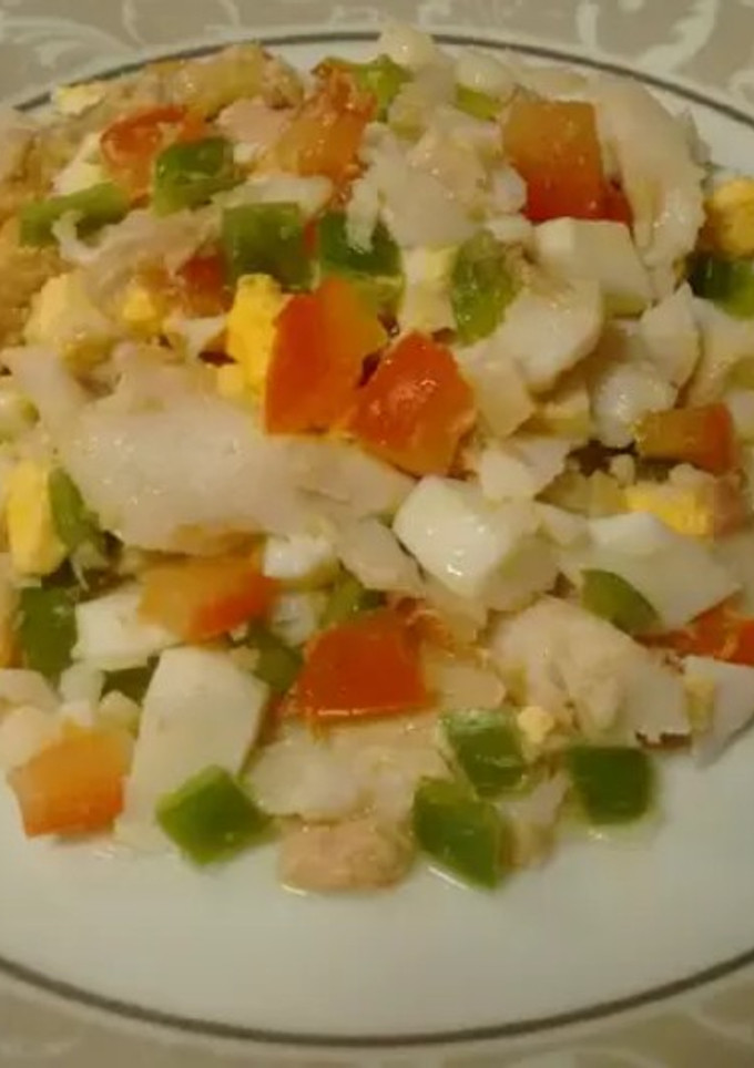 Una foto de Ensalada de merluza con pimiento, tomate y huevo