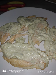 Una foto de Pechuga de pollo con salsa roquefort