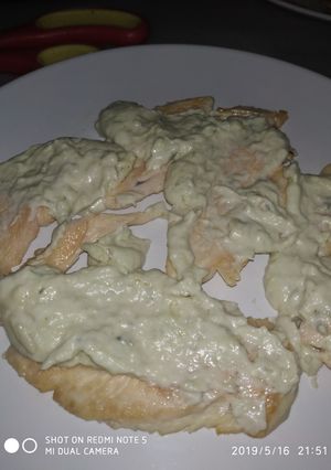 Una foto de Pechuga de pollo con salsa roquefort
