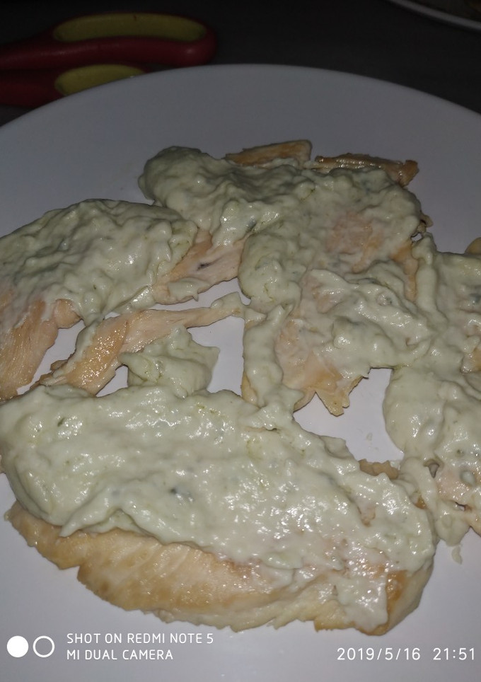 Una foto de Pechuga de pollo con salsa roquefort