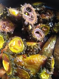 करेला बैंगन (Karela baingan recipe in hindi) रेसिपी मुख्य फोटो