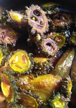 करेला बैंगन (Karela baingan recipe in hindi) रेसिपी मुख्य फोटो