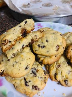 صورة لوصفة كوكيز بقطع الشوكولاتة والزبيب 😋😍💗💗🍪