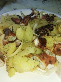 Una foto de Patatas cocidas con calamares, a la plancha