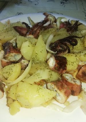 Una foto de Patatas cocidas con calamares, a la plancha