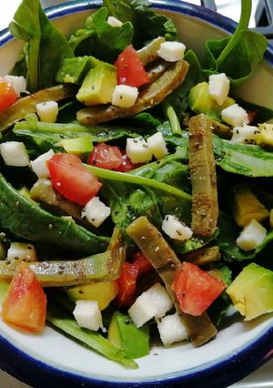 Una foto de Ensalada de nopales y espinaca