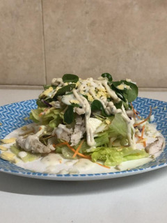 Una foto de Ensalada variada y salsa César