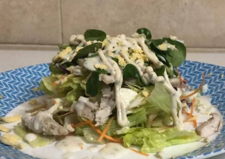 Ensalada variada y salsa César