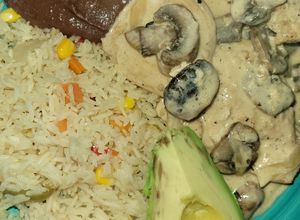 Una foto de Pollo en Crema de Champiñones 🍄‍🟫 (Hongos)