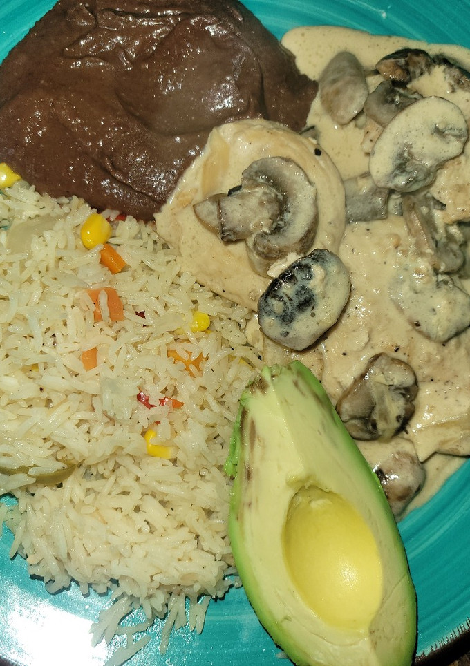 Una foto de Pollo en Crema de Champiñones 🍄‍🟫 (Hongos)