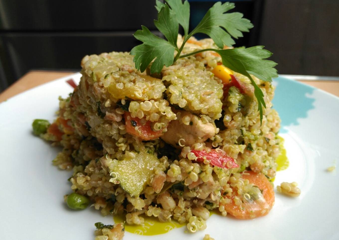 Quinoa con pollo y verduras al pesto