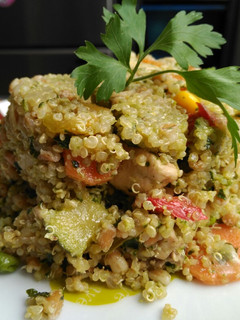 Una foto de Quinoa con pollo y verduras al pesto