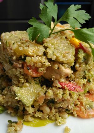 Una foto de Quinoa con pollo y verduras al pesto