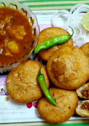 A picture of Stuff dal and besan ki kachori with laungi.