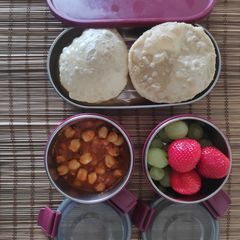 A picture of Chole Bhature 😋.