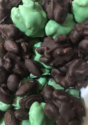 Una foto de Nueces y almendras bañadas en chocolate 🍫