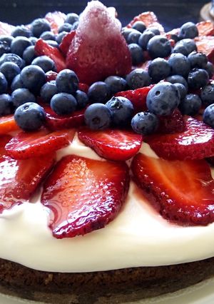Una foto de Tarta de frutos rojos con crema espectacular 🍓