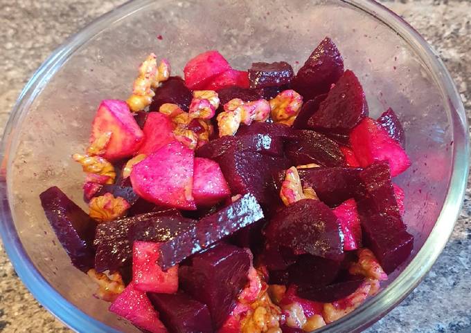 Beetroot, walnut and apple salad (Zia Enza's salad)