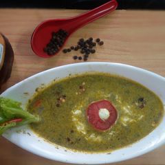A picture of Green salad tomato soup.