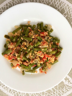 Una foto de Ejotes acompañados con verduras y huevos