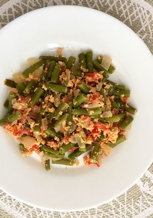 Una foto de Ejotes acompañados con verduras y huevos