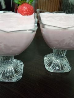 عکسی از دستور میلک شیک توت فرنگی