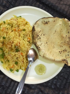 તવા પુલાવ (Tava Pulao Recipe In Gujarati) રેસીપી મુખ્ય ફોટો