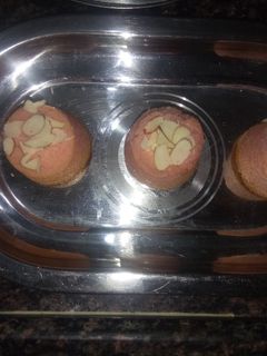 वेलेंटाइन स्पेशल रेड कप केक (Valentine special red cup cake recipe in Hindi) रेसिपी मुख्य फोटो